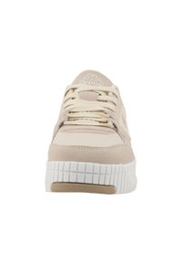 Sneaker bej cu un superior din piele fină și suede, șireturi albe, talpă din cauciuc texturată și un logo embosat pe limbă.