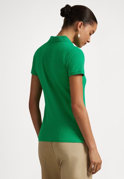 Grønn kortermet poloshirt med krage, glatt tekstur og en tettsittende design, sett bakfra.