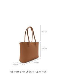 Bruine kalfsleren tote bag, afmetingen 41 cm breed, 30 cm hoog, 15 cm diep. Heeft een gladde textuur en dubbele handvatten.