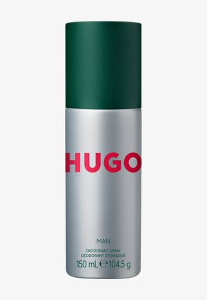 Zilverkleurige cilindervormige deodorantspraybus met donkergroene dop, rode "HUGO"-logo, gelabeld voor mannen, 150 ml, inhoud 104,5 g.