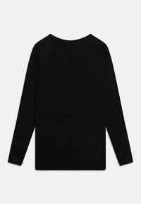 Schwarzes Langarm-T-Shirt aus weichem Stoff mit rundem Ausschnitt und geradem Saum. Verfügt über lange Ärmel mit Seitennähten und keine sichtbaren Logos oder Muster.