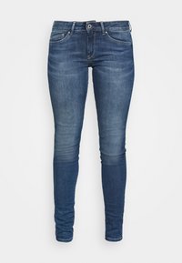 Jeans ajustados en denim azul oscuro, con una textura suave, diseño de cinco bolsillos y cierre estándar de botón y cremallera.