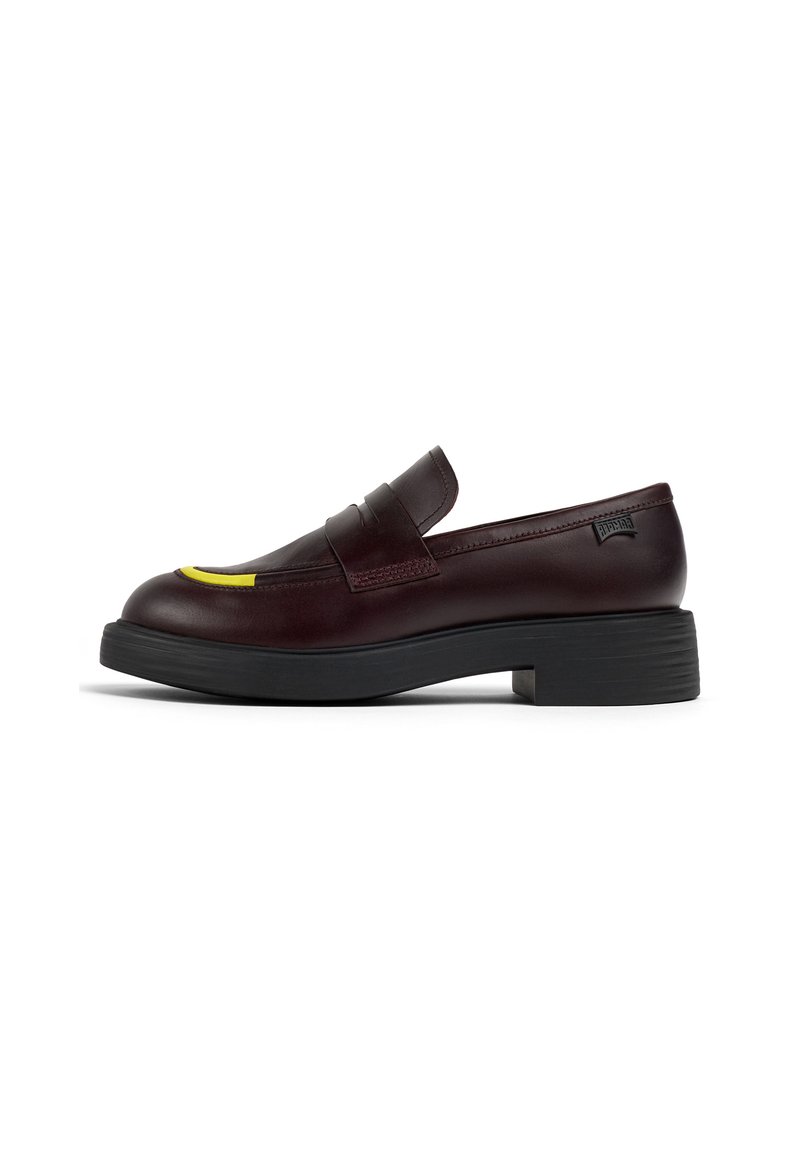 Bordeaux leren instapschoenen met een ronde neus, zwarte plateauzool en een gele accent op de wreef. Minimalistisch ontwerp met stikdetails.