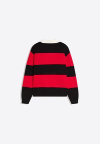 Sort og rødstribet langærmet sweater med brede vandrette bånd og rund hvid halsudskæring på en ensfarvet baggrund.