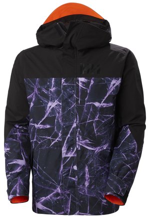 Chaqueta impermeable con un patrón geométrico en púrpura y negro, capucha negra, forro interior naranja y un logo en el pecho.
