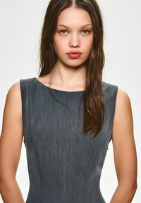 Bershka WITH FLARED - Robe de jour - grey