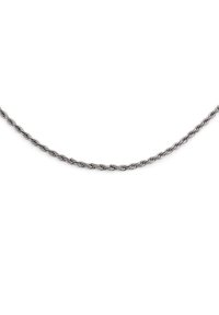 Collar de cadena trenzada en tono plateado, con eslabones entrelazados y una textura suave, diseñado en un estilo minimalista.