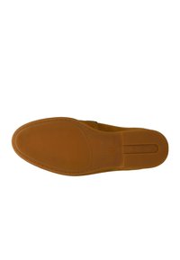 Suola in gomma marrone con superficie texturizzata. Forma arrotondata con minimo battistrada e impressa il logo. Bordi lisci e colore uniforme.