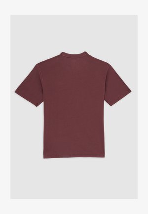 En ensfarvet bordeaux kortærmet T-shirt med rund hals set fra ryggen på en lysegrå baggrund.