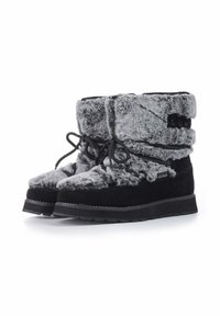 Kurze, gefütterte schwarze Stiefel mit grauem Obermaterial, ausgestattet mit einer Schnürung und einer stabilen schwarzen Sohle. Logo-Akzent an der Seite.
