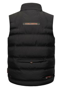 Chaleco acolchado negro con cuello alto, que presenta un parche con logotipo naranja, dos bolsillos frontales y ajustes elásticos en el dobladillo.