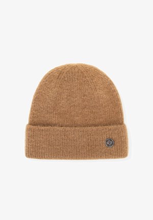 Brązowa dziergana czapka wykonana z miękkiego materiału, z prążkowaną fakturą i zagiętym mankietem. Z boku znajduje się mała naszywka z logo.