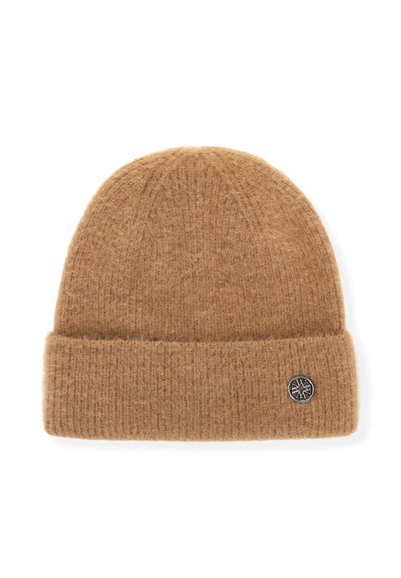 Hnědá pletená čepice vyrobená z měkkého materiálu, s žebrovanou strukturou a přeloženým lemem. Na boku je malá nášivka s logem.