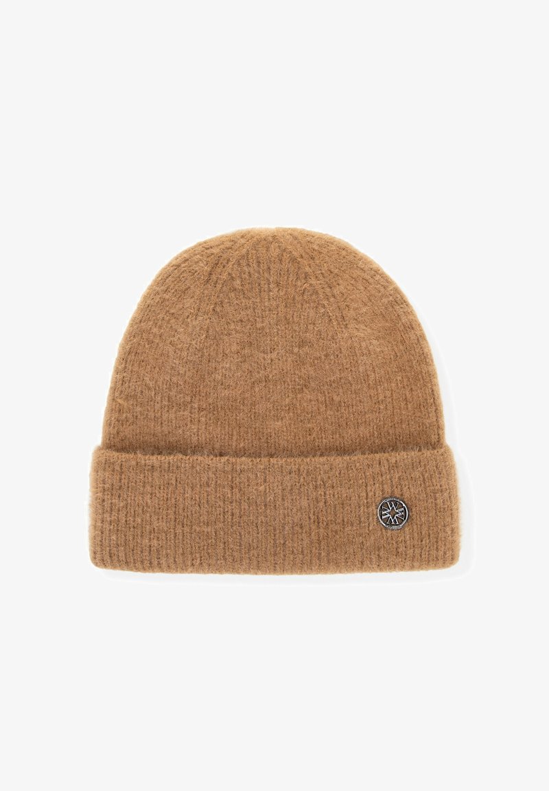 Brązowa dziergana czapka wykonana z miękkiego materiału, z prążkowaną fakturą i zagiętym mankietem. Z boku znajduje się mała naszywka z logo.