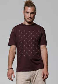 Bordeaux katoenen t-shirt met een patroon van kleine, lichtgekleurde fietsen die gelijkmatig over de voorkant zijn verdeeld, ronde halslijn en korte mouwen.