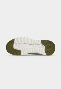 Semelle de chaussure avec bande de roulement blanche et vert olive, rainures courbes pour l’adhérence, et nom de marque "Marc O'Polo" embossé au centre.