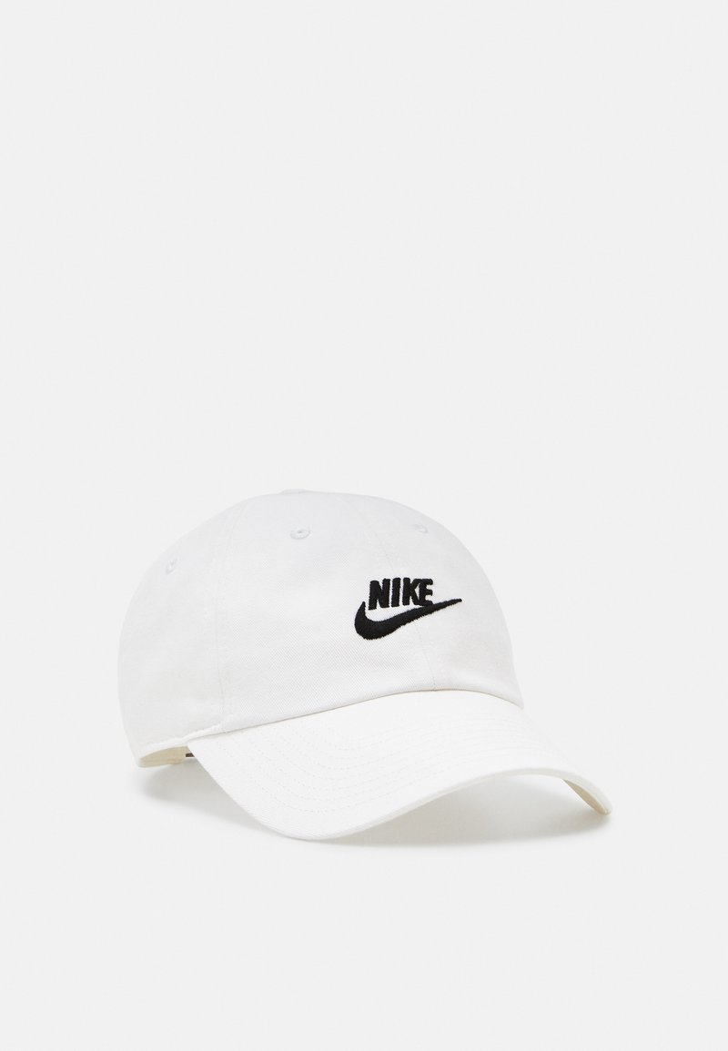 Boné de algodão branco com aba curvada, apresentando um logo da Nike bordado em preto na frente. Seis buracos de ventilação acima da coroa.