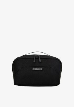 Beauty case da viaggio nero realizzato in tessuto resistente. Presenta una forma curvata, doppie cerniere, manico superiore e dettaglio del logo impresso.