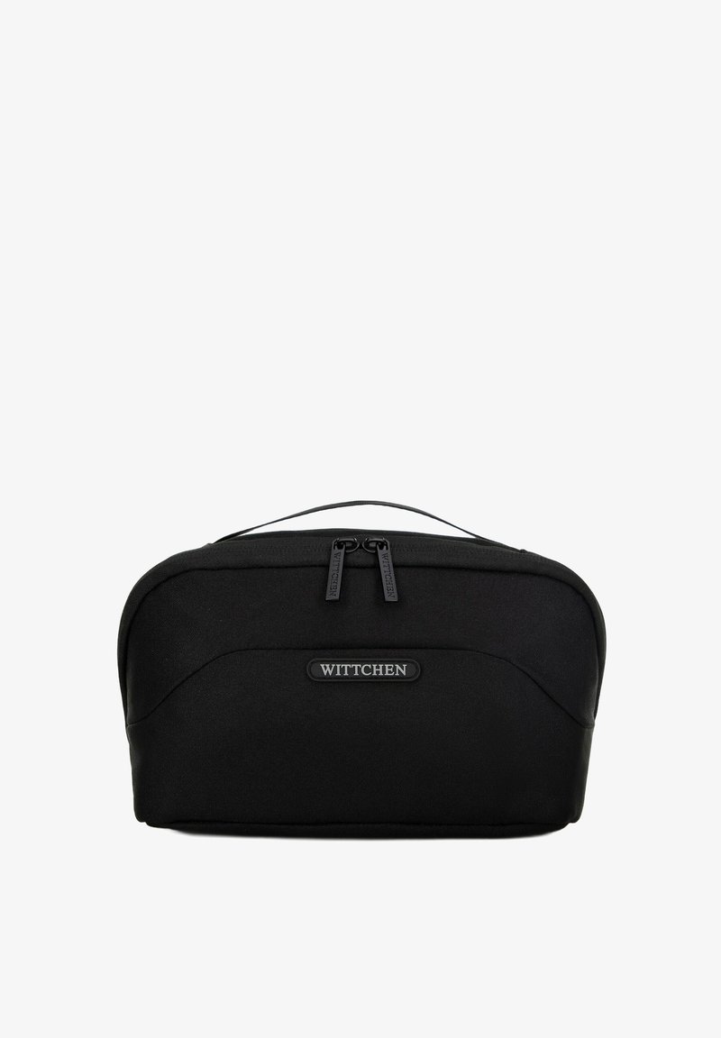 Beauty case da viaggio nero realizzato in tessuto resistente. Presenta una forma curvata, doppie cerniere, manico superiore e dettaglio del logo impresso.