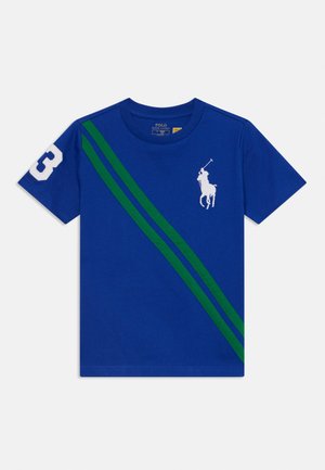 Camiseta de algodón azul con logo de jugador de polo en blanco, franjas diagonales verdes y el número "3" en blanco en la manga. Diseño clásico de cuello redondo.