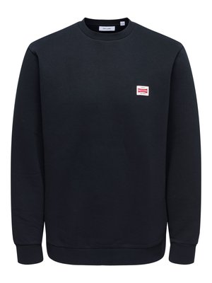 Sweat-shirt noir col rond avec manches longues, poignets et bas côtelés, et un petit patch logo rouge et blanc « Only & Sons » sur le côté gauche de la poitrine.