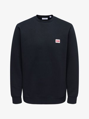 Sweat-shirt noir col rond avec manches longues, poignets et bas côtelés, et un petit patch logo rouge et blanc « Only & Sons » sur le côté gauche de la poitrine.