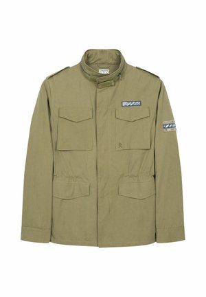 Chaqueta militar color caqui con cuello alto, cuatro bolsillos frontales, cintura con cordón y acentos de bordado azul en el pecho y la manga.