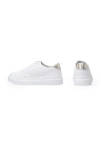 Weiße Sneaker mit einem glatten Obermaterial, das über Belüftungsöffnungen verfügt, einem metallischen Akzent an der Ferse und einer strukturierten weißen Sohle mit Rillen.