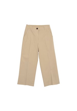 Beżowe spodnie z szerokimi nogawkami o skróconej długości, z przednimi kieszeniami, szlufkami na pasek i pojedynczym ciemnym guzikiem zapięcia w pasie.