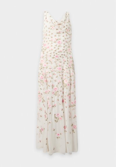 Longue robe crème sans manches avec un décolleté drapé et un imprimé floral rose avec des feuilles vertes.