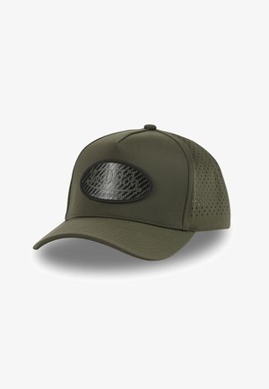 Casquette vert olive avec une visière plate, panneaux latéraux en maille perforée et un patch logo noir texturé arborant "Von Dutch California".