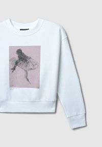 Felpa corta bianca con una grafica rosa di un ballerino, dettagli a contrasto in nero e teal, realizzata in morbido tessuto di cotone.