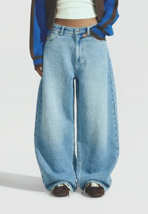 Bershka, DENIM BARREL - Jean baggy - light-blue denim