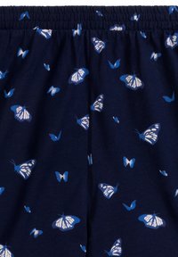 Granatowe bawełniane szorty z elastycznym pasem, ozdobione wzorem różnorodnych niebieskich i białych motyli rozsianych po tkaninie.
