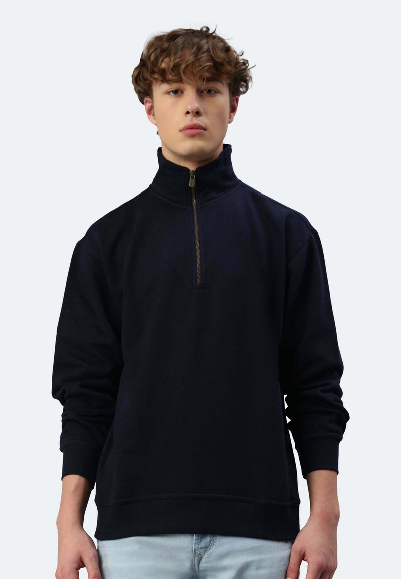Navy-blaues Sweatshirt mit Viertelreißverschluss aus einem weichen Stoff, mit langen Ärmeln, Stehkragen und goldenem Reißverschluss.