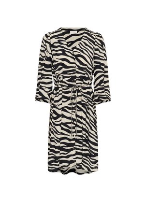 Beige en zwarte jurk met zebraprint, met een V-hals, driekwart mouwen, een strikceintuur en een knoopsluiting aan de voorkant. Zachte, vloeiende stof.