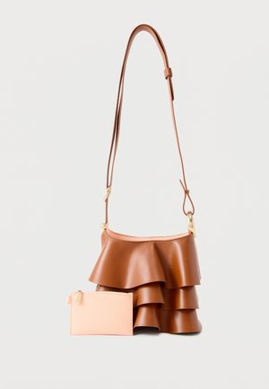 Sac à main en cuir marron avec un design à volants étagés et une sangle réglable, accompagné d'une petite pochette zippée rose clair.