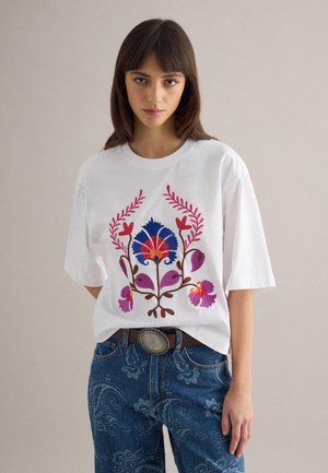 BOXY FIT WITH FLORAL EMBROIDERY - Camiseta estampada - optical white