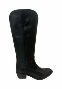 Bota alta hasta la rodilla de cuero negro con puntera redondeada, tacón bajo apilado y una lengüeta trasera para facilitar su colocación. Textura lisa con detalles de costuras mínimas.