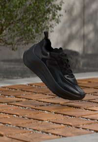 Sélectionné, triple black