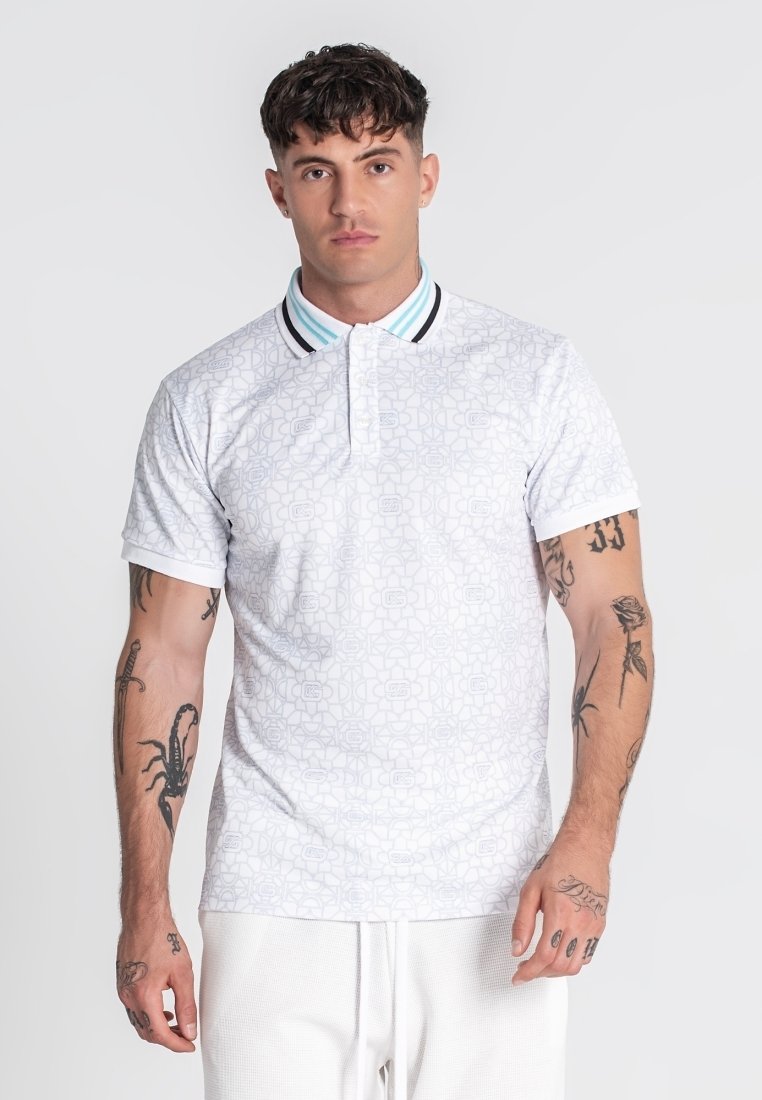 Biely polo tričko s jemným geometrickým vzorom po celom povrchu, kontrastným pruhovaným golierom a krátkymi rukávmi. Vyrobené z mäkkej, priedušnej tkaniny.