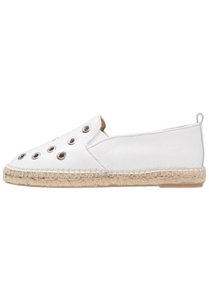Witte slip-on espadrille met leren bovenzijde, metalen oogjes, gestikte juten zool en trekkertab aan de hiel, gezien vanaf de buitenkant.