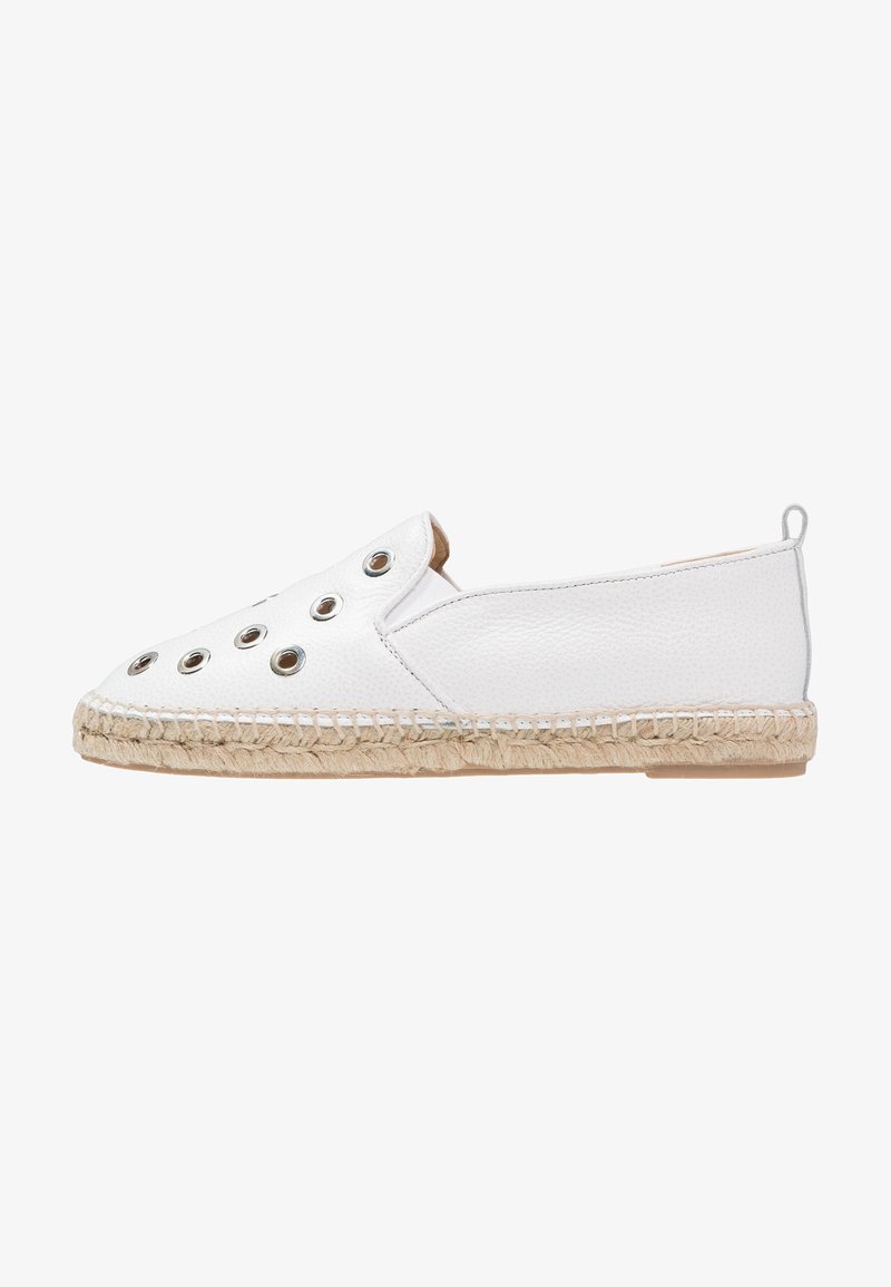 Espadrille blanche à enfiler avec dessus en cuir, œillets métalliques, semelle en jute cousue et languette au talon, vue de l'extérieur.