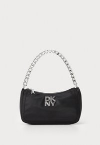 Čierna ramenná taška DKNY so strieborným reťazovým popruhom a zipsovým uzáverom, s vyvýšeným strieborným logom DKNY na prednej strane.
