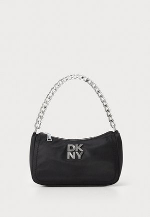 Borsa a spalla nera DKNY con tracolla in catena argento e chiusura con zip, caratterizzata da un logo DKNY argentato in rilievo sul davanti.
