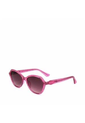 Occhiali da sole cat-eye rosa glitter con lenti scure e logo "Guess" sulla stanghetta, mostrati su sfondo bianco.