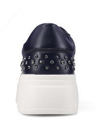 Sneaker in pelle blu navy con suola piatta bianca, dotata di borchie argentate sul tallone e superficie superiore liscia.