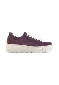 Tief burgunderfarbene Ledersneaker mit weißen Schnürsenkeln, einer strukturierten flachen Sohle und leicht erhöhter Plattform. Glatte Oberfläche und rundes Zehendesign.