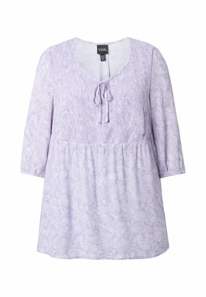 Fialová halenka s paisley vzorem, tříčtvrtečními rukávy, kulatým výstřihem a detailem s předním zavázáním, s nařaseným pasem pro volnější střih.