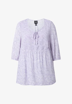 Blouse lilas à motif paisley avec manches trois-quarts, encolure ronde et détail de lien à l'avant, taille froncée pour une coupe fluide.